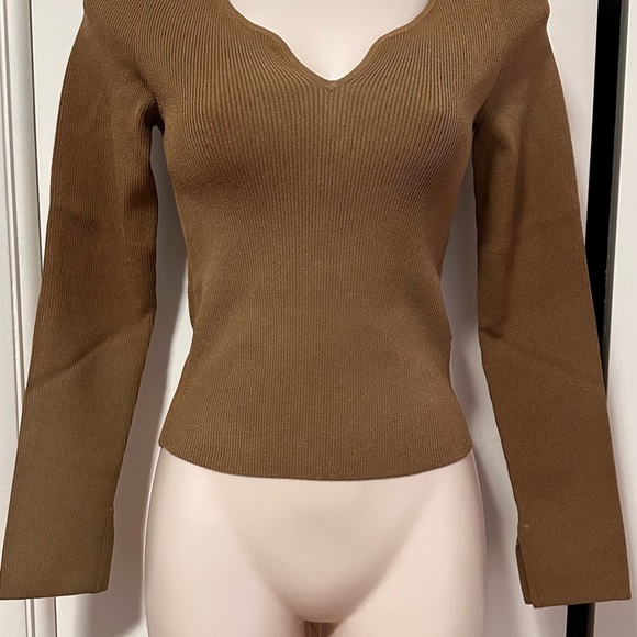 🔥DESIGNED IN LOS ANGELES Fitted Top🫶 - Picture 6 of 8